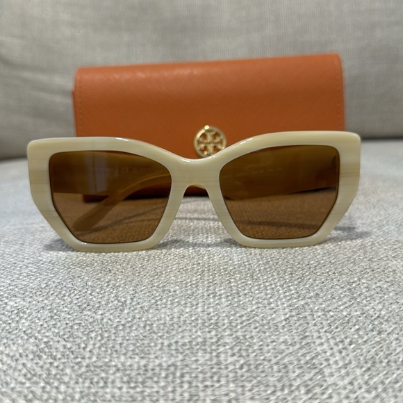 Tory Burch 2023 sunglasses - Picture 4 of 4